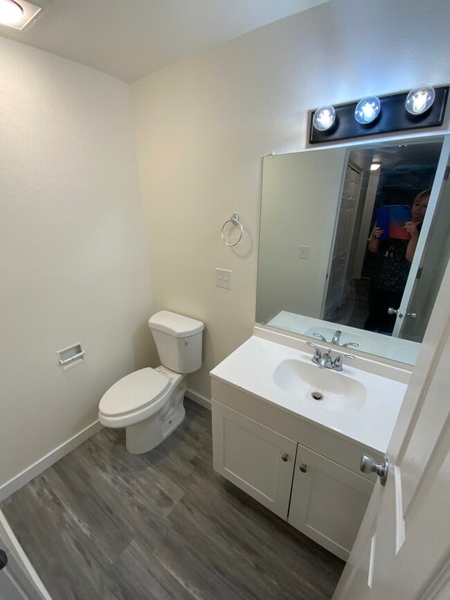 Building Photo - AVAILABLE NOW!!!!! West Olympia 2bdr 1.5bath Townhome w/ garage & parking