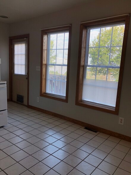 Building Photo - 102 Parade St