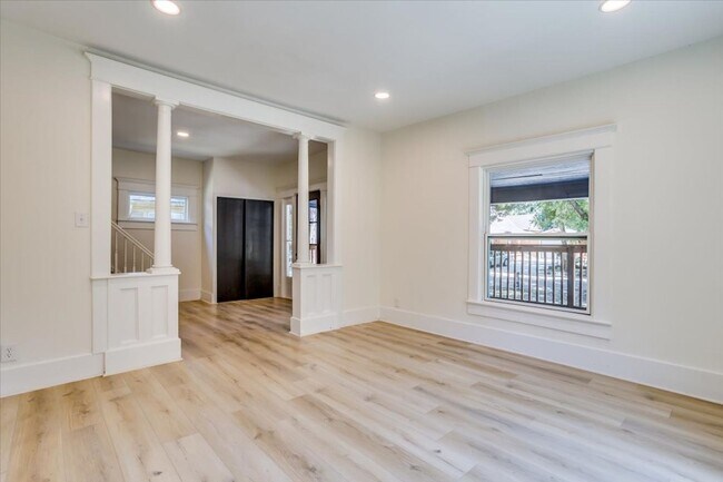 Building Photo - Riverside home for rent