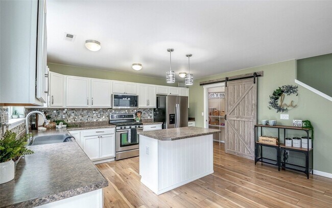 Building Photo - Large 3 bedroom pet friendly home at a gre...