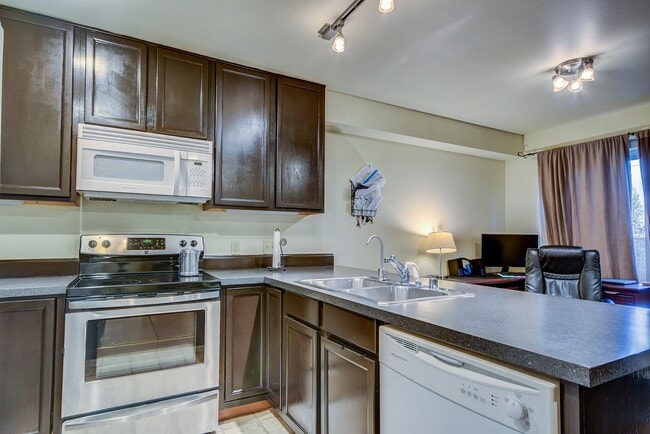 Building Photo - Spacious 2 Bedroom, 2.5 Bathroom Townhome ...