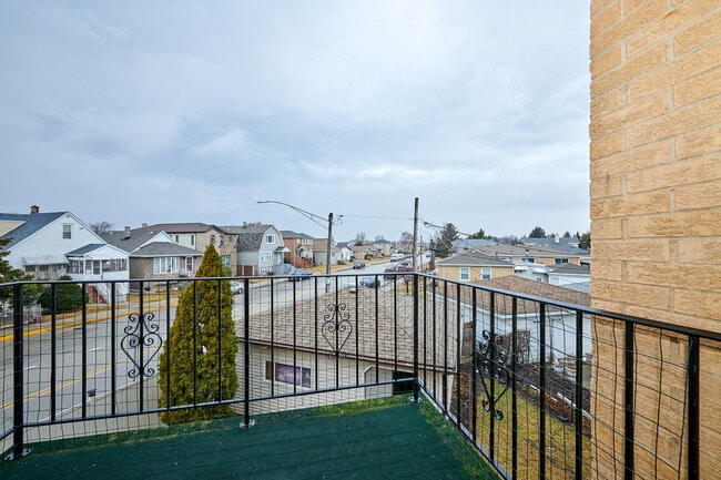 Building Photo - 6780 W Forest Preserve Dr