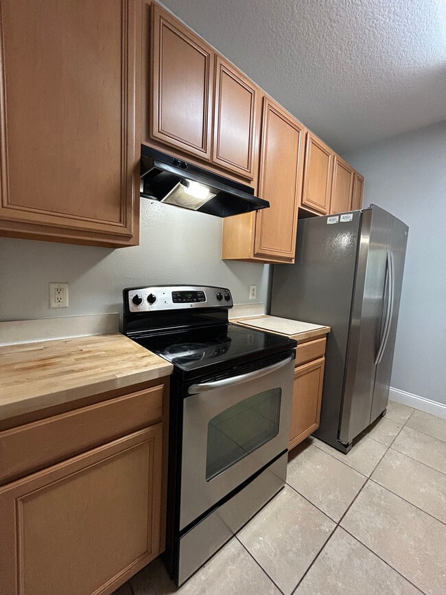 Building Photo - Spacious 2/2 Condo in Gated Orlando Commun...
