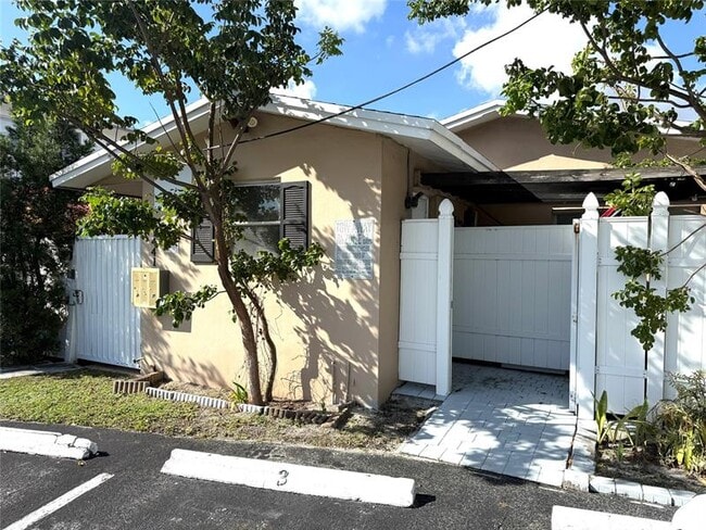 Building Photo - 1441 Miami Rd