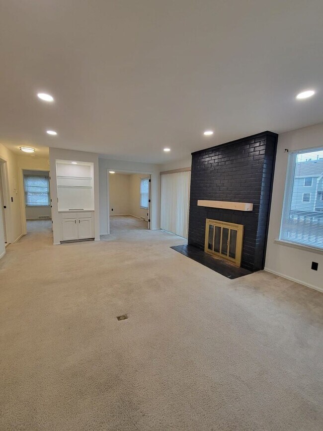 Building Photo - Updated 2 bed 2 bath condo with 1 car gara...