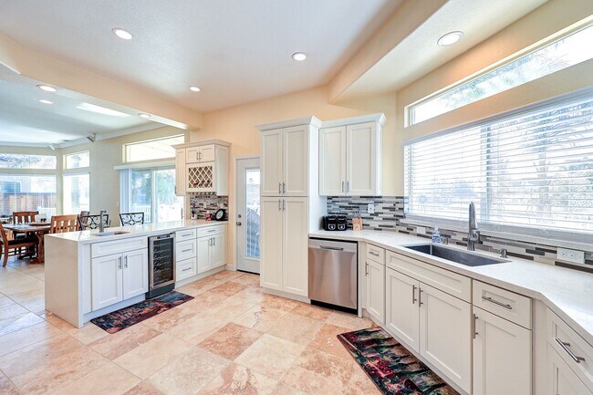 Building Photo - OPEN FLOOR PLAN WITH SIDEYARD PARKING AND ...