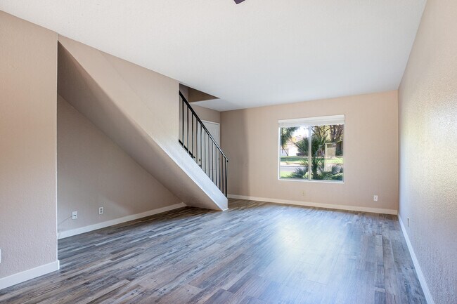 Building Photo - 448 Tava Ln