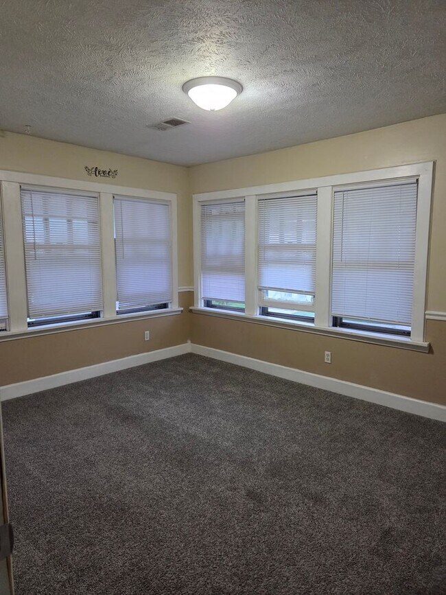 Building Photo - Beautiful 3-bedroom house available now