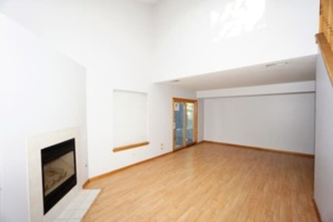 Building Photo - Beautiful 3 bedroom 2.5 Bathroom townhome