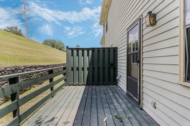 Building Photo - Convenient Brentwood Condo