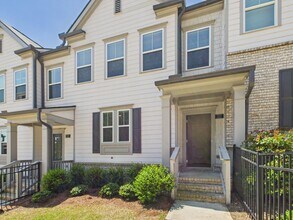 Building Photo - 3 Bed, 3.5 Bath, Finished Basement room, 2 car garage, walkable to Woodstock Middle and High scho...