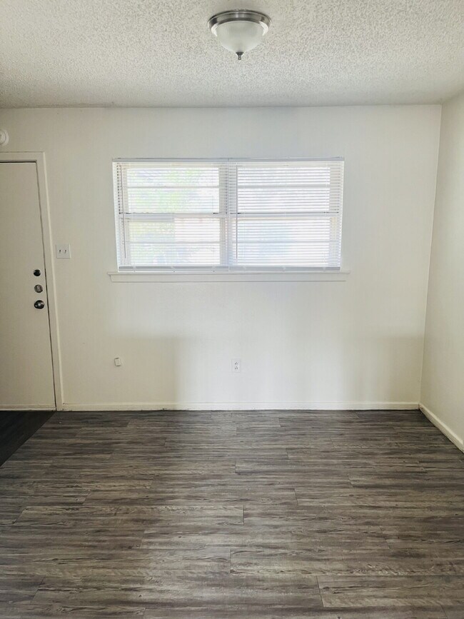 Building Photo - 2 Bedroom Duplex