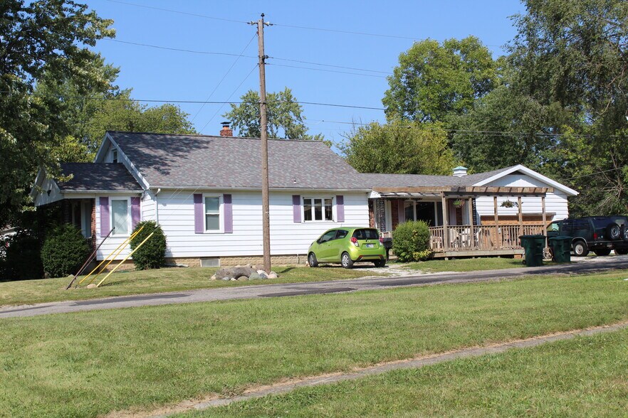 Primary Photo - 1800 N Rosewood Ave