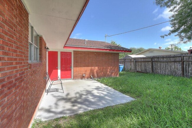 Building Photo - 1106 Bradshaw Dr