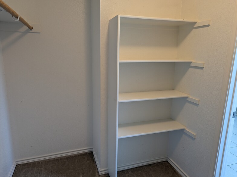 Walk-in closet - 521 Mustang Trl