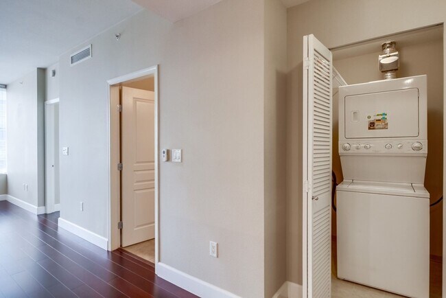 Building Photo - Modern 2 bed / 2 bath Condo in Little Ital...