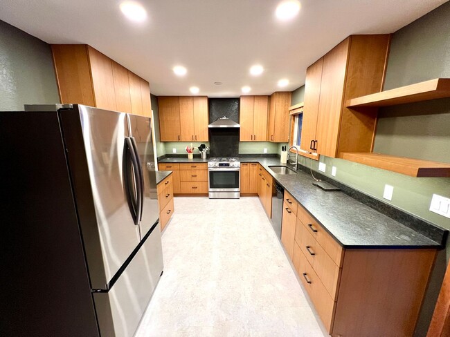 Building Photo - Pet Friendly 4 Bed 3 Bath Single Family Home on Westside W/ Fully Fenced yard, Attached Garage!