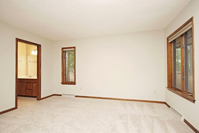 Building Photo - One-Level Living in Gated Lake Monticello