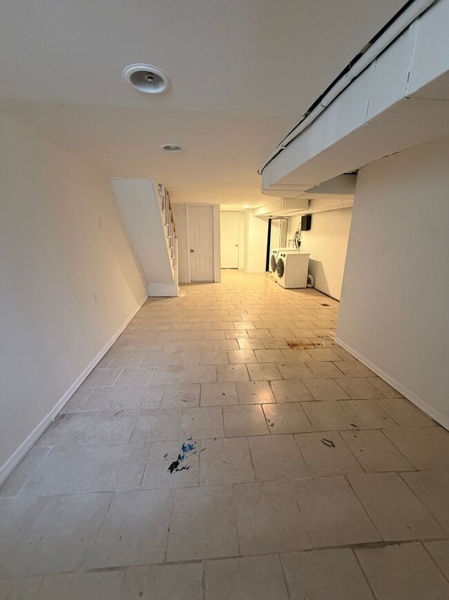 Building Photo - 152 Fern St