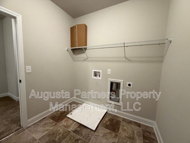 Building Photo - 1008 Swan Ct