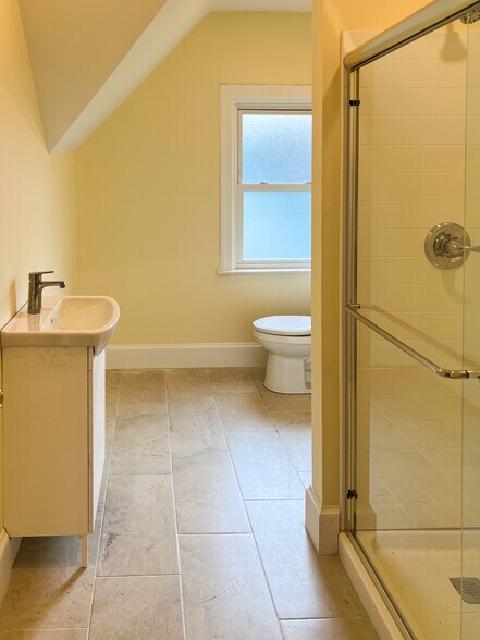 Bathroom - 926 Savannah Ave