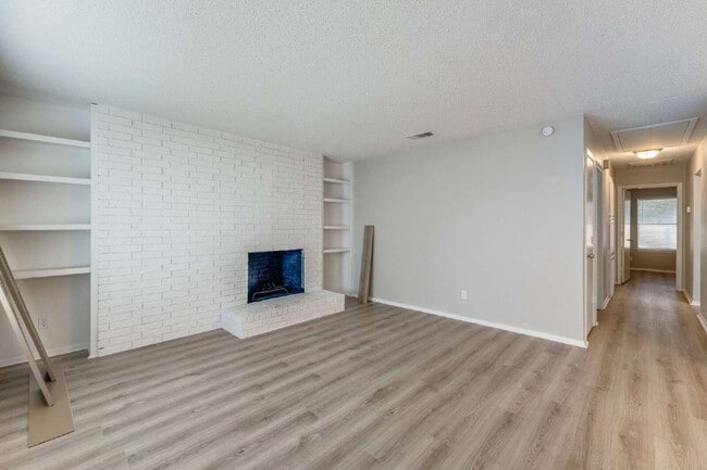 Building Photo - Updated 2 Bed, 2 Bath Home in Desirable Location