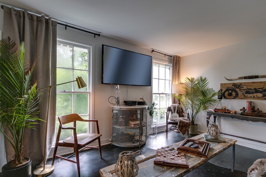 Building Photo - 101 Carnavon Pky