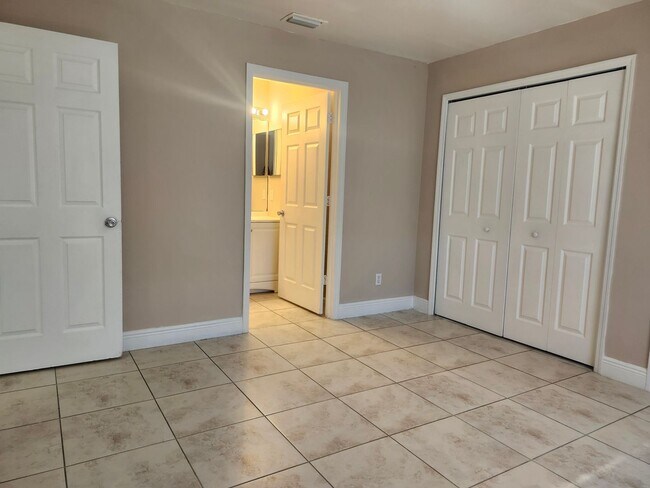 Building Photo - 217-219 Hightower Ave S