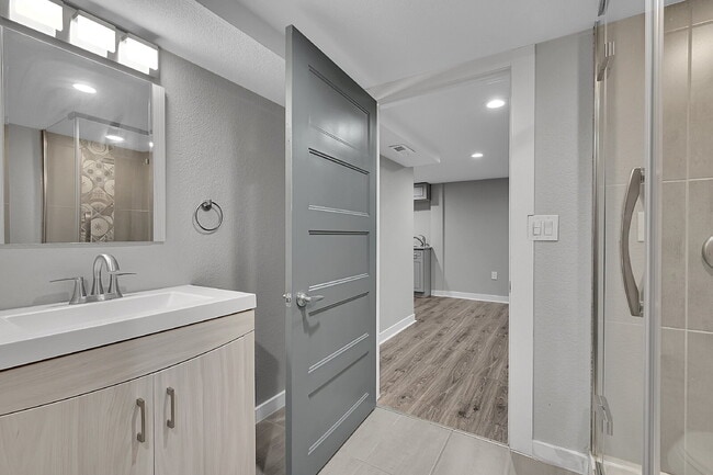 Building Photo - $3,040.95, $300 off the first month's rent, 4 Beds - 2 Bath, Single Family Home in Denver with Wa...