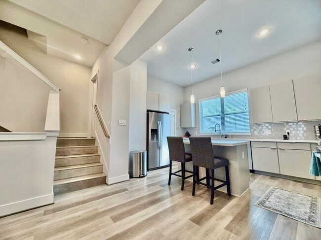 Building Photo - 1254 N Post Oak Rd