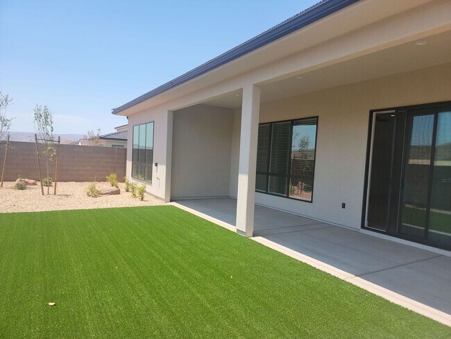 Building Photo - Bright and Spacious NEW 3 Bedroom Home!