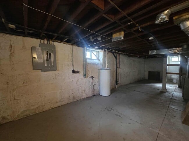 Building Photo - Spacious home for rent!