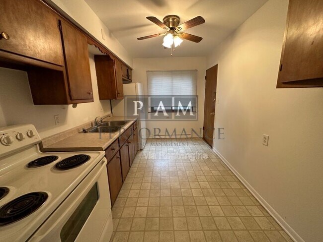 Building Photo - 2155 S 102nd St