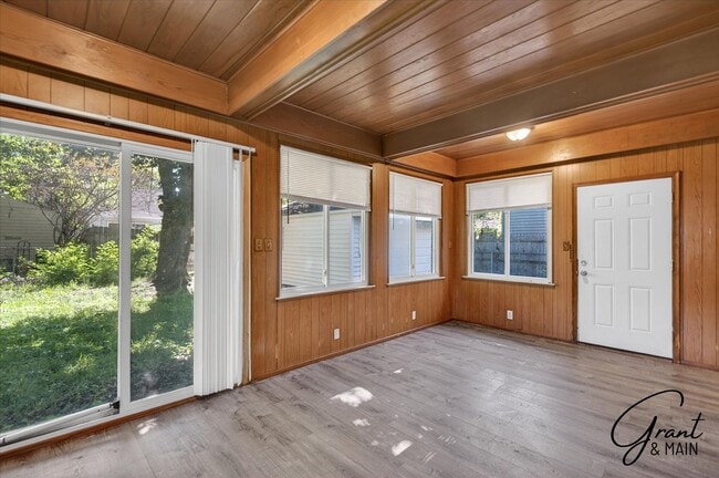 Building Photo - $1,350 - 3 Bed / 1 Bath  Home