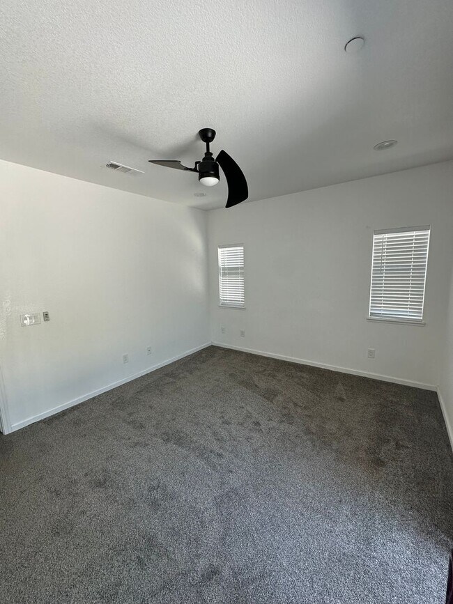 Building Photo - 909 E Olive Ave