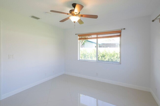 Building Photo - 2289 Windsor Rd