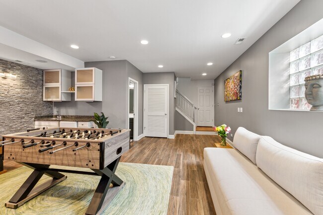 Building Photo - 1527 W Pearson St