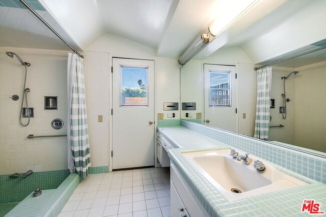 Building Photo - 5961 Wrightcrest Dr