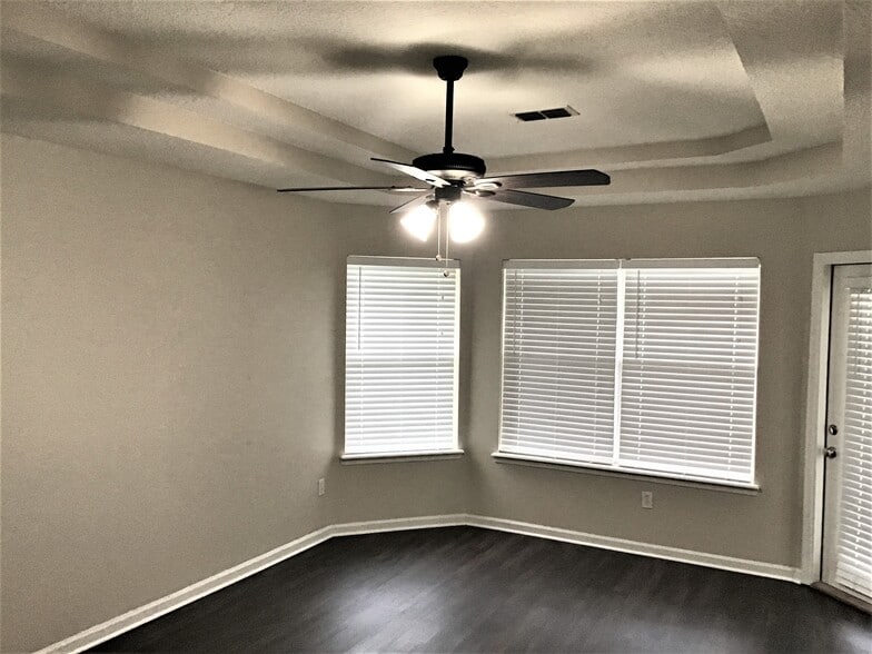 Building Photo - 587 Oakmont Dr