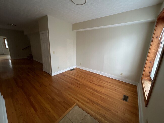 Building Photo - 1368 Indianola Ave