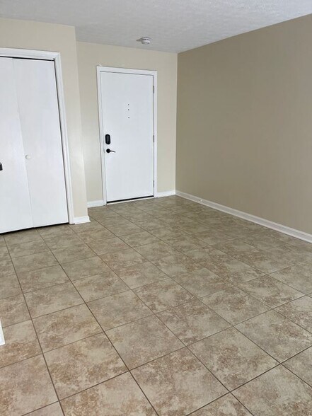 Building Photo - 44755 Woodlake Ct