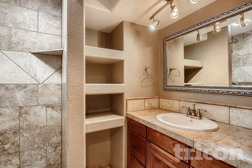 Building Photo - 5811 Zinfandel St