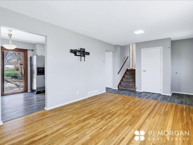 Building Photo - 3 bedroom, 2 Bathroom Home - Available Now