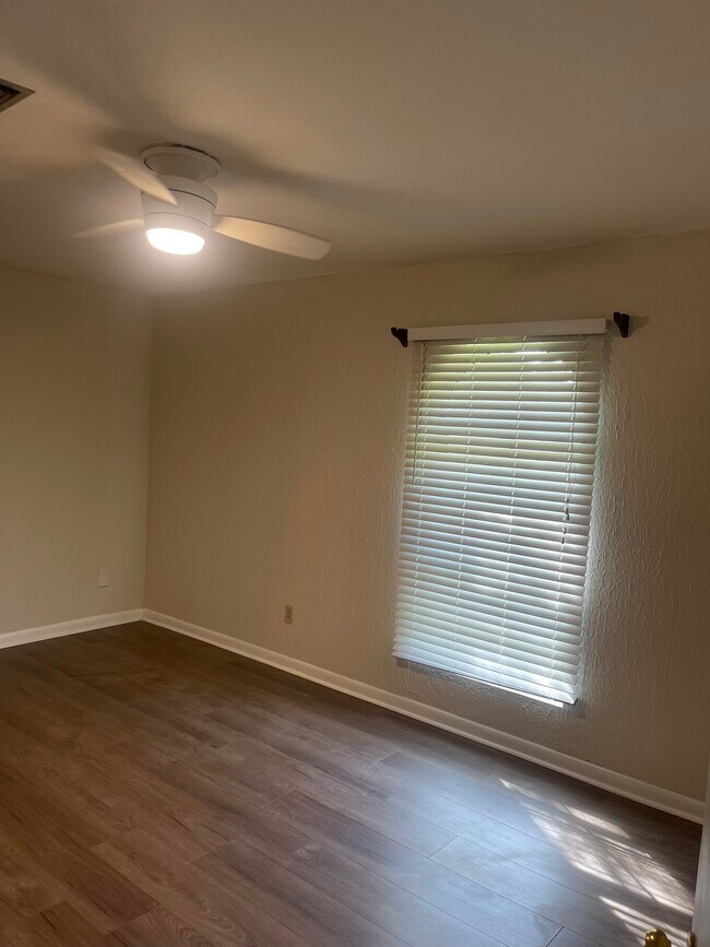 Building Photo - 604 Kees Cir