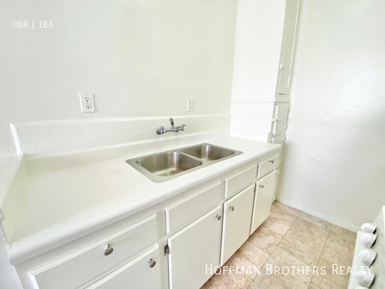 Building Photo - 4846 Rosewood Ave