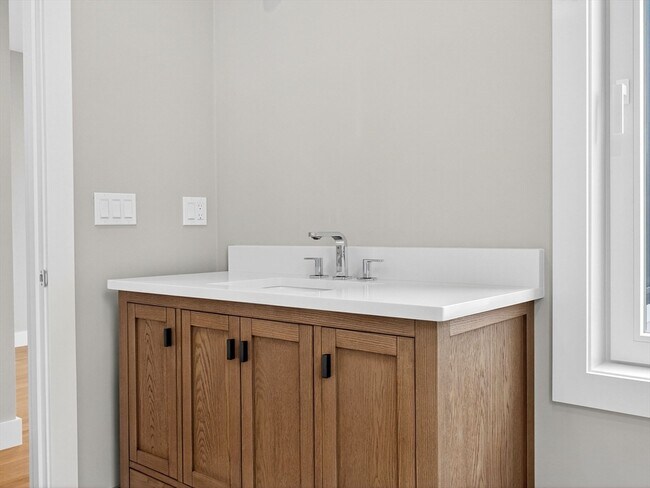 Building Photo - 551 E 7th St