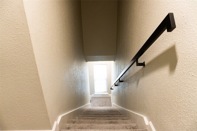 Building Photo - 2100 Tanglewilde St