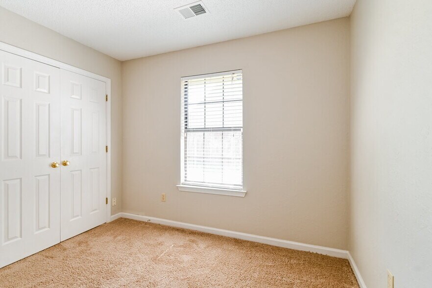 Building Photo - 6690 Autumn Wood Cove