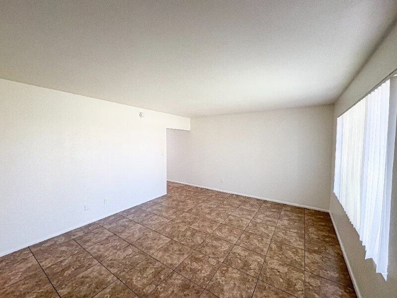 Building Photo - 5105 S La Rosa Dr