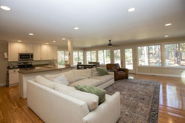 Building Photo - 209 Selkirk Trail